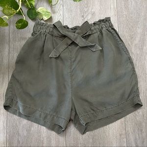 H&M High Waisted Paper bag Shorts Size 4 Olive Green Summer Baggy Goblincore